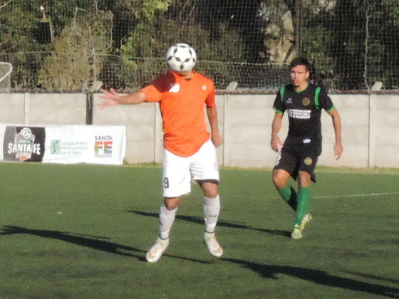 La cara hecha pelota. Franco Rivas, autor del único gol de Adiur, se adueña del esférico.