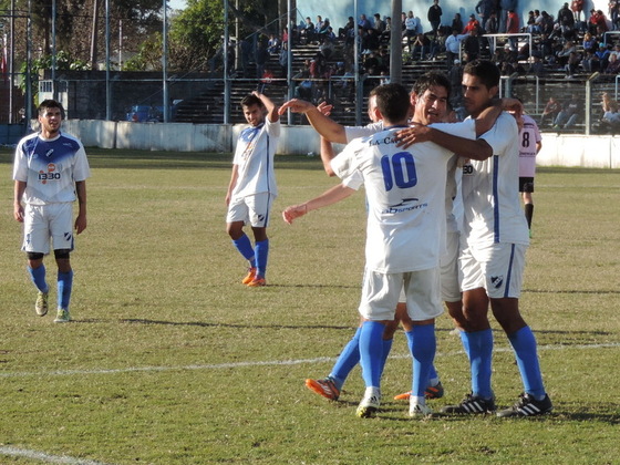 May, autor del cuarto gol, fue a buscar a Salgado para el festejo, el lanzador del corner.