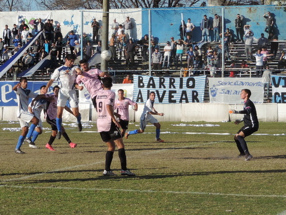Esteban May, ex Coronel Aguirre, se eleva más que todos y mete el frentazo goleador.