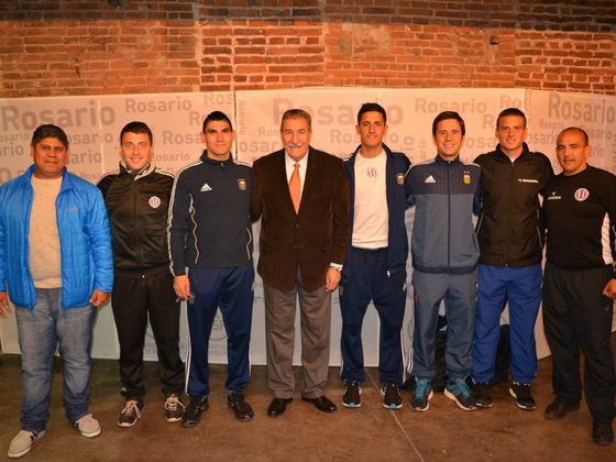 Algunos árbitros de la Asociación quisieron tomarse una foto con el Presidente Giammaría.
