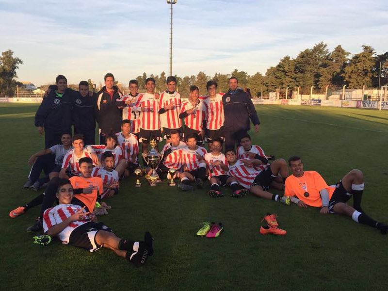 La foto distendida de los chicos del Sub15, celebrando el título tras el acto de premiación.