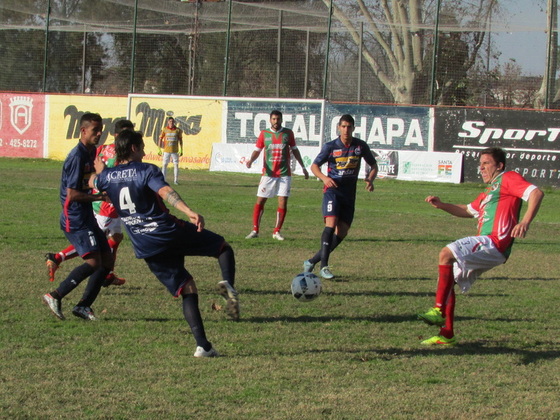 Cristian Vella disputa un balón con Juan Acosta. El partido fue muy intenso en el segundo.