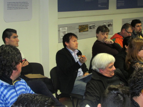 Adrián Baigorria exponiendo una idea. Los árbitros son actores principalísimos del fútbol.