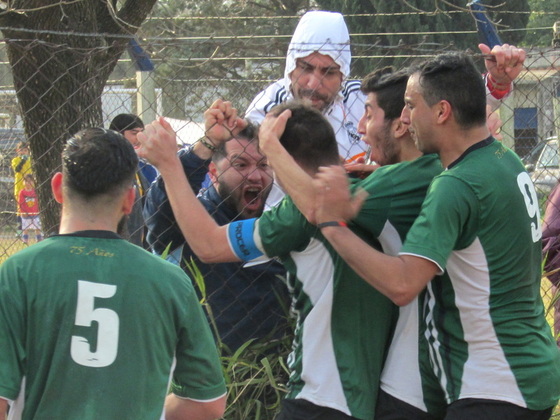 El grito alocado del tercer gol de Mercadito Lux. El que hizo Juan Pablo Jim&eacute;nez de cabeza.