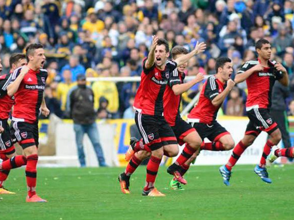 El juvenil plantel de Newell's explota tras el último penal. Foto: www.rosarioplus.com.