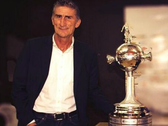 El Patón y su gran amiga, la Copa. Es uno de los que más series eliminatorias pasó.