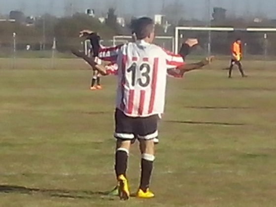 "Pastilla" Ordoñez acaba de convertir el segundo gol del Sub15 rosarino, y así festeja.