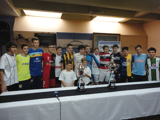Todos para uno. Esta imagen es un ícono de la unión que se vive en el futsal rosarino.