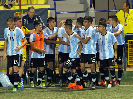 Emanuel Ojeda (con la 15) y Guido Vadal&aacute; (con pechera) compartiendo el festejo de un gol.