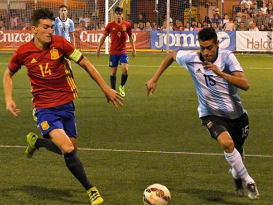 De nuevo Ojeda en acción, aquí ante España. Fue campeón provincial con el Sub16 de la ARF.