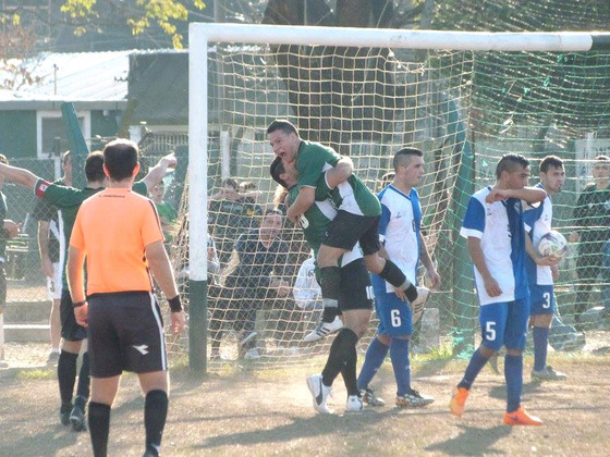 Uno de los cuatro goles con los que Social Lux venci&oacute; a G&aacute;lvez. Foto: F&uacute;tbol con Estilo.