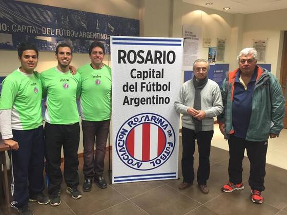 Tobías e Ignacio Sartori, el DT Marinich, y los directivos Mario D'ascanio y Alberto Massari.