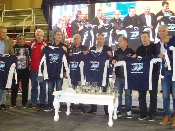 Los campeones del mundo en M&eacute;xico 86, exhibiendo las camisetas que les regalaron.