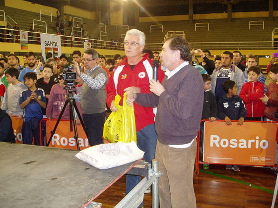 El momento en el que dos miembros del Centro de ex combatientes local subía al escenario.