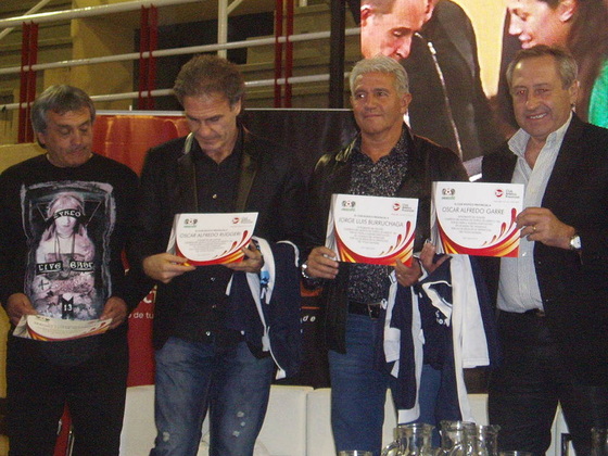 Los campeones y sus regalos. Diplomas y camisetas, en recuerdo de su paso por aquí.