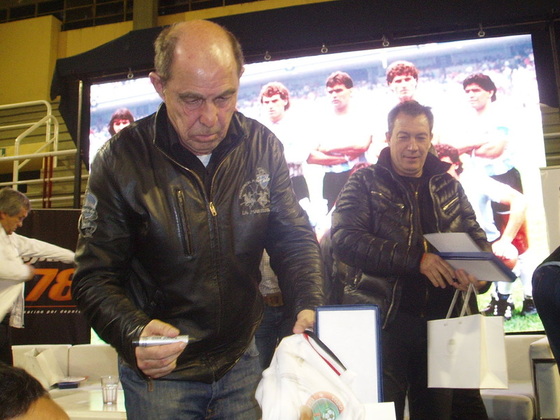 Ricardo Bochini, uno de los más buscados por los hinchas. Fotos y autógrafos por doquier.