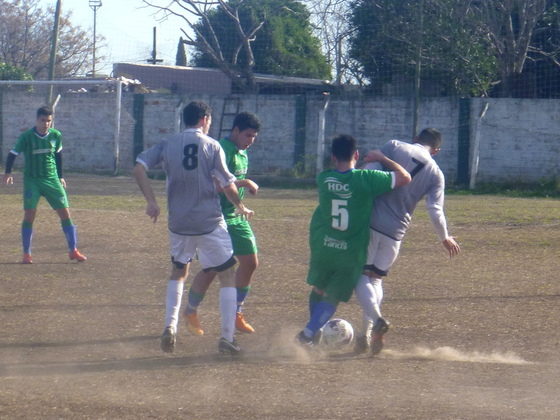 Cristian Carreras presiona y marca ante Matías Avila. El partido tuvo mucha fricción.