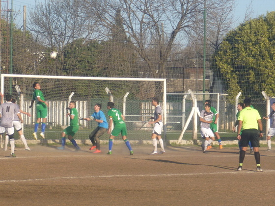 Otra vez Rodríguez en acción. Aquí despeja de cabeza desde la raya de su arco.