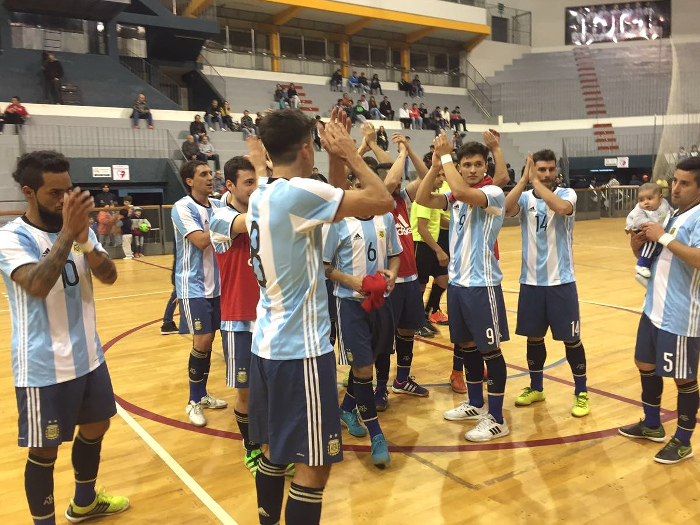 Así despidieron a los jugadores del interior. Adelante, de perfil, Tavella. Foto: A dos toques.