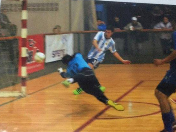 Kevin Garmizo, jugador de USAR, marcando uno de los goles ante el equipo de Concepción.