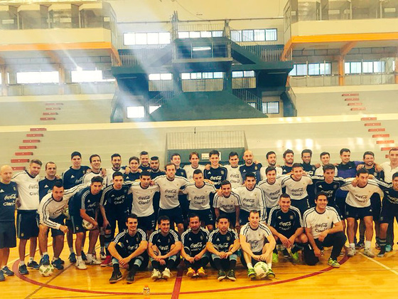 Los dos planteles de la Selección Argentina posando juntos. Foto: A dos toques futsal.