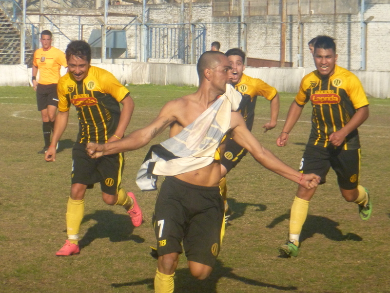 El festejo alocado del primer gol de Oriental. Pablo Turi fue tanto que al final pudo concretar.