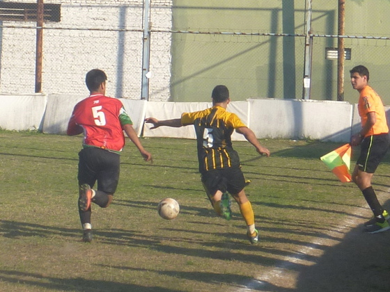 Vandemberghe intenta superar a Cristian Ríos. No lo logrará, el balón salió al lateral.