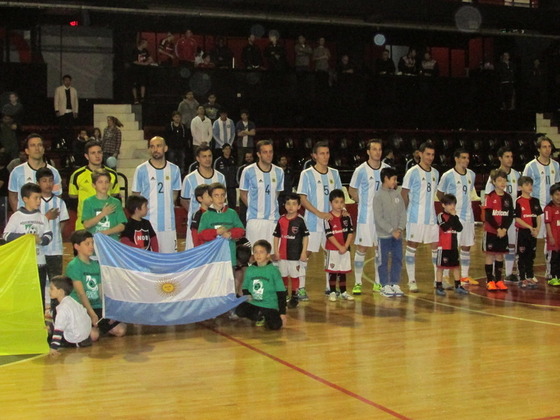 Cada jugador, en la presentación posterior a los himnos, recibido una ovación de la gente.