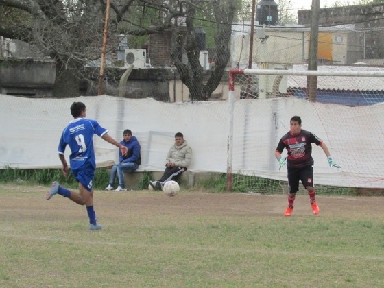 Ale Luna qued&oacute; mano a mano pero se le fue largo el bal&oacute;n y termin&oacute; bien atorado por Britos.