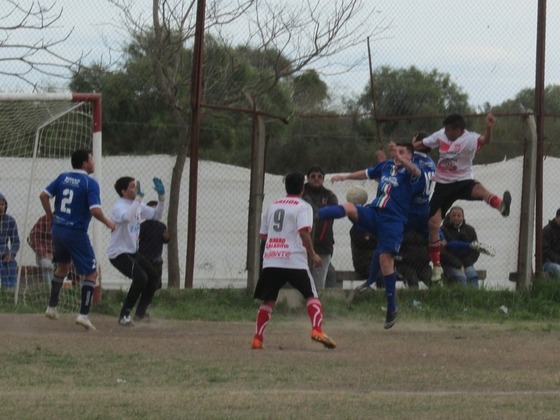 Lucio Barreiro gana en el área rival, pero su cabezazo será contenido por Nicolás Cedro.