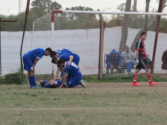 Chanquía acaba de convertir el segundo gol pero no lo pudo festejar pues se lesionó.