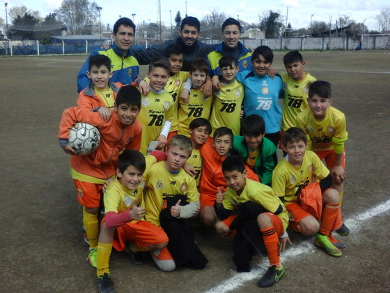 Los chicos de Adiur 2006, felices por la presencia de Rosario Fútbol en la cancha.