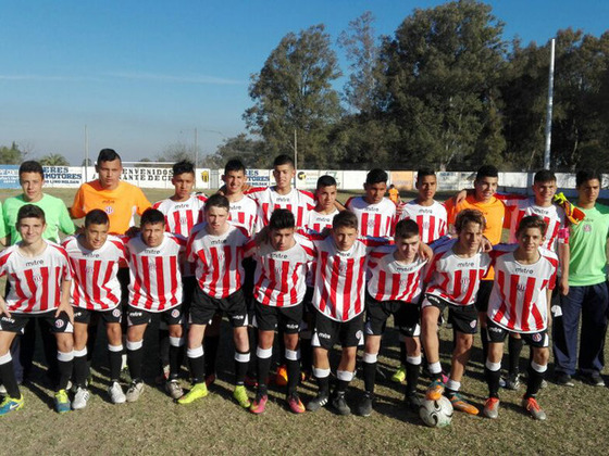 El Seleccionado rojiblanco, a poco de comenzar el primer encuentro. Foto: Alberto Massari.