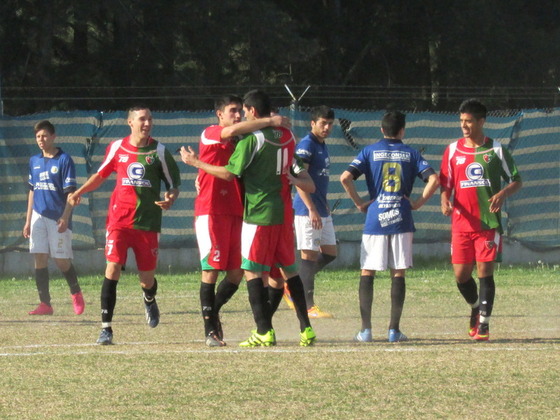 Juan Gómez es abrazado por el zurdo Endaus, tras marcar su gol, el único rojiverde.