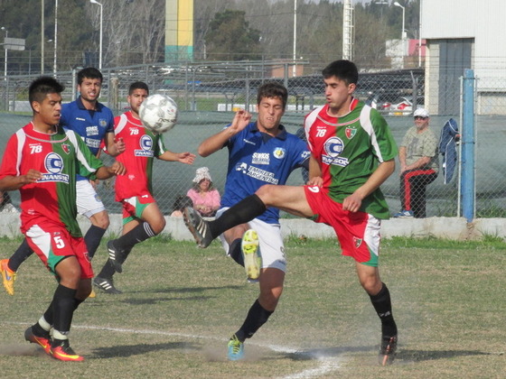 Gómez anticipa a Facundo Herrera. El "2" de Aguirre jugó muy bien, pese a la derrota.