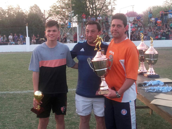 La Copa en manos de Claudio Marinich, y el trofeo por terminar con la valla menos vencida.