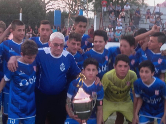 Justos campeones. Los chicos de la Liga Rafaelina, también tuvieron al goleador del torneo.