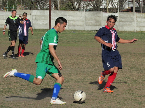 Leonel Rodríguez, que tiene un ida y vuelta permanente, mete un pelotazo al área rival.