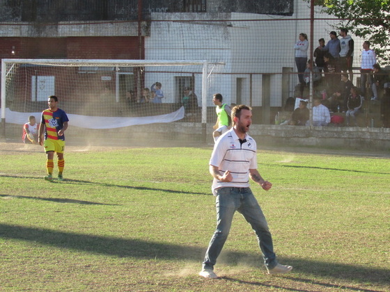 Leonardo Morelli, Director Técnico de Río Negro, festejando el gol del empate parcial.