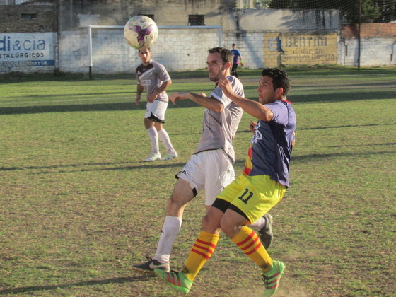 Arango e Iván Morel, disputando un balón en el medio. El partido fue muy disputado.