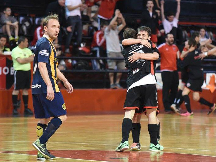 Los jugadores rojinegros celebrando la victoria ante su clásico rival.