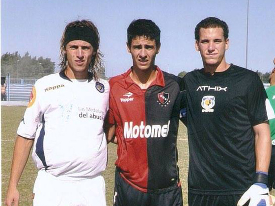 Guillermo fotografiándose con dos ex compañeros, cuando enfrentó a Tiro Federal.