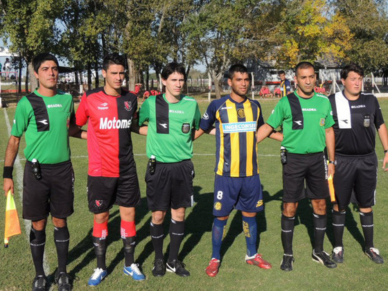 En uno de los tantos clásicos en los que le tocó ser titular. Moretti en Bella Vista.