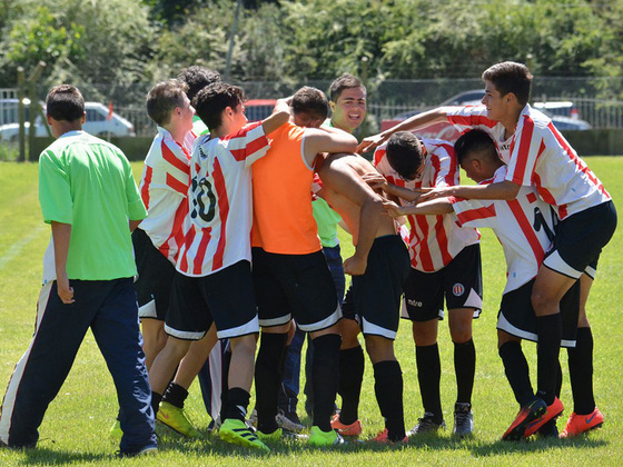 El festejo de uno de los goles rosarinos. Foto: Bruno Cerino.