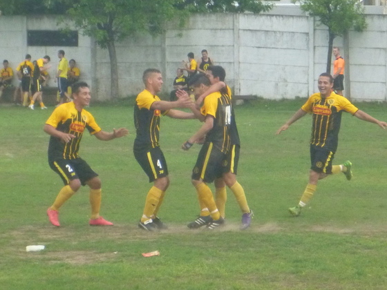 El "yagui" Lucas Ortega acaba de clavar en el ángulo un tiro libre, el primer gol de Oriental.