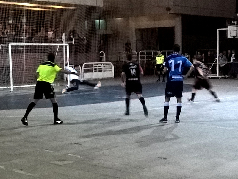 Testoni tenía la chance de poner 1-4 a Newell's, pero "el chori" Garmizo impidió el descuento.