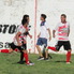 Rattaro acaba de convertir el segundo gol de Arijón de tiro penal y lo festeja con los suyos.