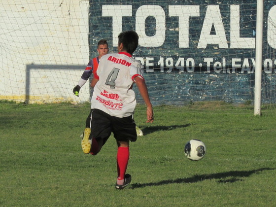 Ángel Santos escapa derecho al arco de Paglialunga. Con espacios Arijón marcó el tercero.
