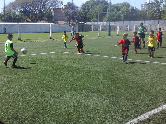 Los chicos 2011 aprenden mientras dan sus primeros pasos en una cancha de fútbol.