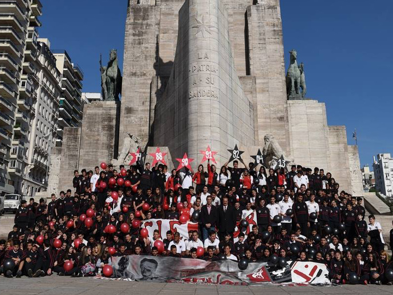 Así estuvo el Monumento a la bandera este 3 de noviembre. Vestido de rojinegro.